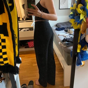 Raka och visa kostymbyxor - Långa kostymbyxor med vida ben. Jag är 172 cm lång. Frakt ingår i priset.