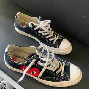 CDG Converse  - Ett par sparsamt använda CDG Converse köpta på NK för 1500kr