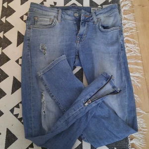 Low waist hit low crocker jeans - Dem är i bra skick, jag fick dem ac min faster men jag gillar inte dem. Jeansen har hål på ena benet (designen e så) och dragkedjor vid båda fötterna.Har bara används en gång. Dem är tvättade och inte trasiga. Priset kan diskuteras!✨️