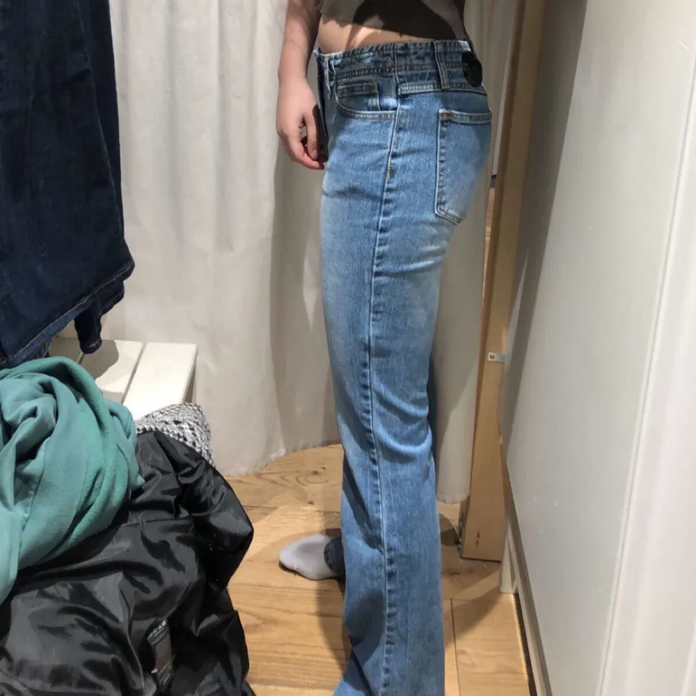 Jättesnygga jeans från Brandy Melville som knappt är använda! Jag har 27/32 och de sitter perfekt på mig. Kommer tyvärr inte till användning.. Jeans & Byxor.