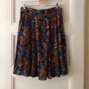 Mönstrad kjol från Beyond Retro, vintage - Riktigt ball, längre kjol från Beyond Retro i härligt mönster!  Går till runt knäna på mig som är 1.70 cm :) (jag har den med hög midja).  Kan posta eller mötas upp i Stockholm 🌸  Fint skick och aldrig använd.