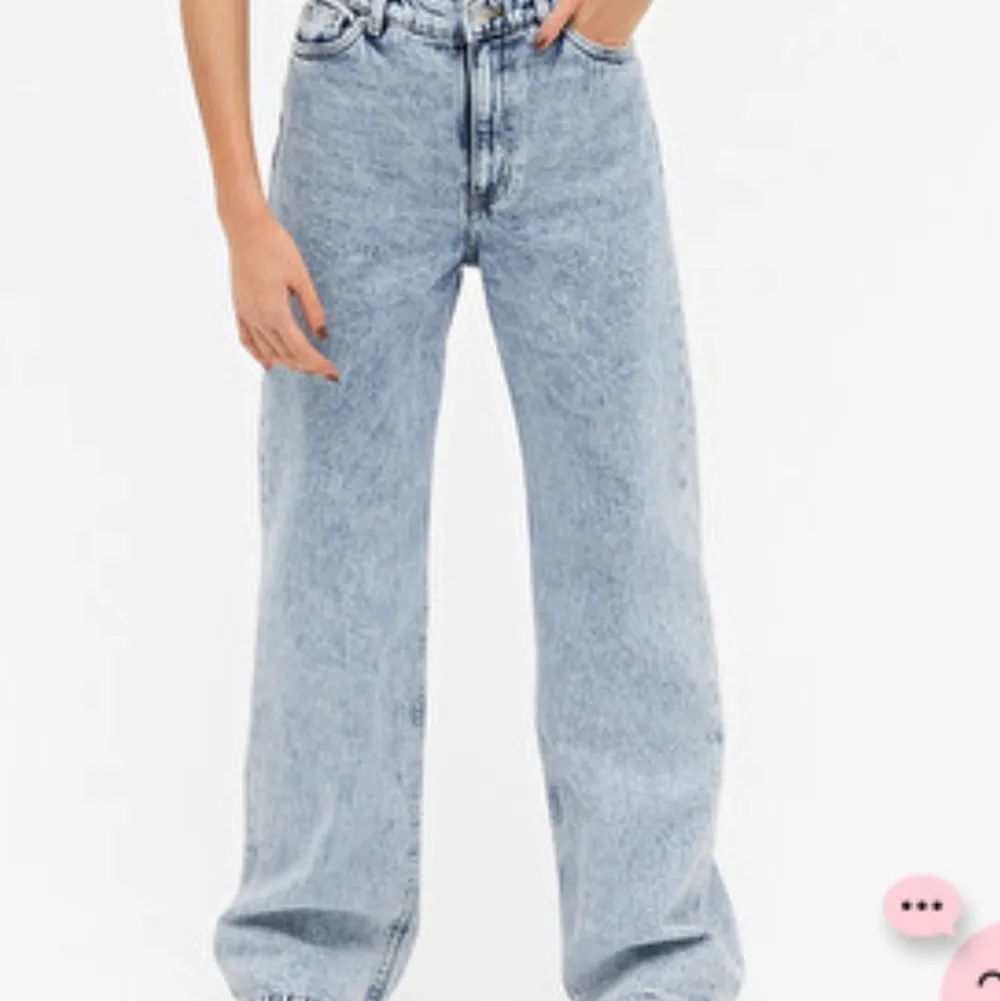 Säljer 3 par monki jeans i modellen Yoko. Ljusblå, jeansblå och svart. De är hyfsat oanvända. Alla är i storlek 27 vilket är typ S/M. Är 170 och har S/M i andra jeans, de är lagom i längd och storlek på mig. Går att få mina egna bilder privat! 100kr/st. Jeans & Byxor.