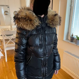 Rockandblue Valencia II  - Säljer min vinterjacka som är använd 1 säsong förra året, köptes helt ny från butik.  Stor päls äkta, inga fel på jackan eller trasig, i väldigt väldigt fint skick. Köpte för 5000, hemtvättad och klar. Riktigt varm och tål extrem mycket 