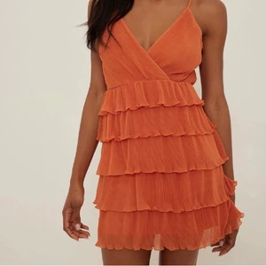 Volangklänning - Säljer denna fina klänningen då jag tyvärr inte tycker den passar mig! Nypris 429 och aldrig använd, har fortfarande kvar lappen!