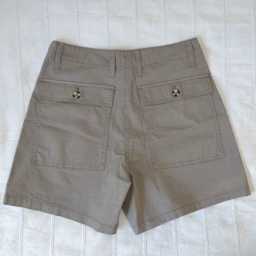 Oanvända khakifärgade shorts från Cubus (modellen heter Zahara). Så snygga och användbara. Högmidjade med stretch, gjorda av ekologisk bomull (98% bomull och 2% elastan). Storlek 38.. Shorts.