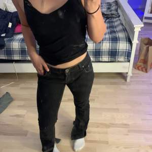 Säljer dessa sjukt snygga jeans strl 28 eller 29? Pris 190kr💗