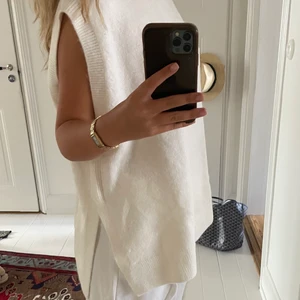 Väst - Vit mjuk väst från HM! Lite längre baktill med slitsar på sidorna👏🏼