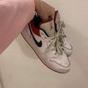 Ett par vita/röda jordans - Ett par superfina vit/röda jordans i storlek 39. Använd en del gånger och köpta för ungefär ett år sedan. Har en defekt på kanten in mot fötterna (vanlig slitage). Hör av er om ni vill ha fler bilder eller har några frågor ❤️ (priset är diskuterbart) 