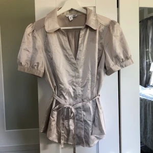 Blus med knytband - Silkesblus med knytband. Väldigt speciell