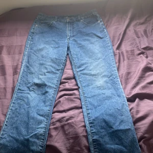 jeans - jeans från secondhand, den är lågmidjad och har en bra längd💕 den är också väldigt stretchig, passar 42 också!