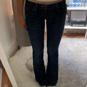 Lågmidjade mörkblåa jeans från abercrombie & fitch. Vet inte riktigt vad storleken är, det står 00s på lappen i jeansen(bild 3) men skulle säga att de är storlek 32. Skriv om du vill ha fler bilder eller har frågor💕