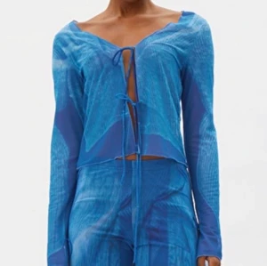 Meshtopp - Skitsnygg meshtopp från Weekday med coolt blått mönster✨✨ slutsåld hos weekday, nypris 250kr ! Knappt användtröja i mycket gott skick