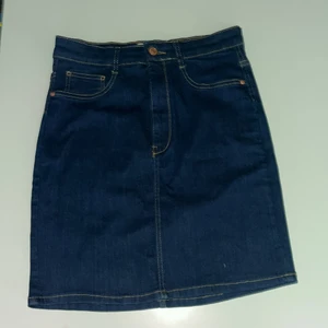 Jeans kjol - en jeans kjol i storlek L 