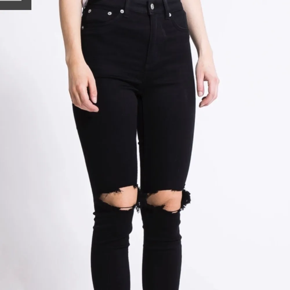 Lager 157 jeans med hög midja och har hål vid knäna. Säljer för att de är för små. Som nyskick och inga defekter. Köparen står för frakten💙(Klicka ej på köp nu). Jeans & Byxor.