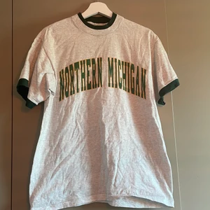 Tröja! 💕 - Fin tröja i bra skick! Storlek L! Säljer för 50kr + frakt <3