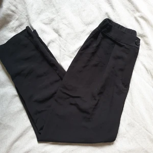 Svarta kostymbyxor - Bra skick, resår i midjan, ankellånga.