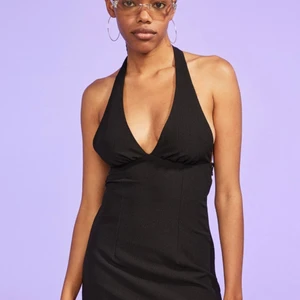 H&M klänning - Säljer denna sååå fina klänning från hm! Älskar denna klänning men säljer pga för liten. I ny skick har bara testat den på. Bilden är från hms hemsida💞