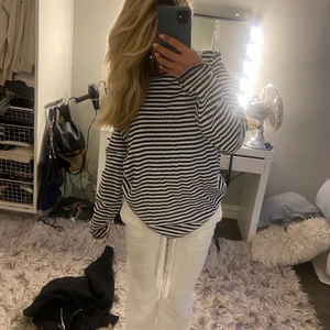 Randig tröja - Säljer denna super fina randiga tröja, den är en tunn men stickad, skulle säga att den är en M då den är oversized💕