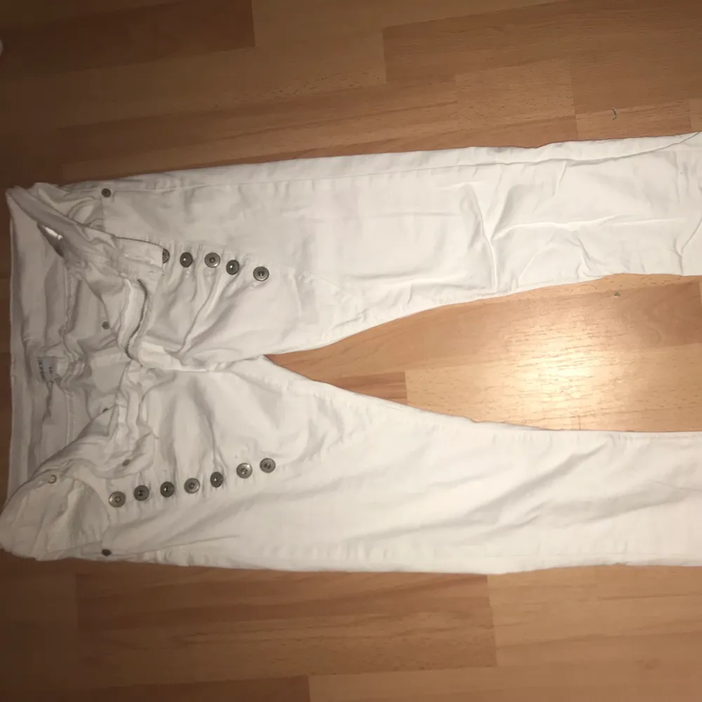 White button pants  XL Fri frakt/Free Shipping Bara har blivit används i den här bilden/ Only been used in this picture.. Jeans & Byxor.