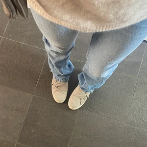 zara jeans - jeans från zara, midrise, jag är ca 165 och de är långa i benen för mig 💗 endast testade (ej samma som i min andra annons)