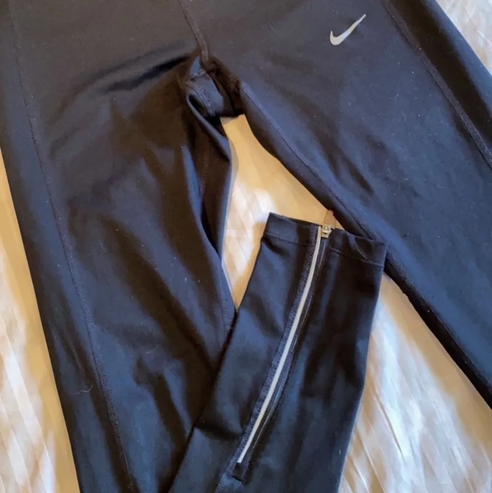 Nike träningsbyxor i storlek S🌸. Jeans & Byxor.