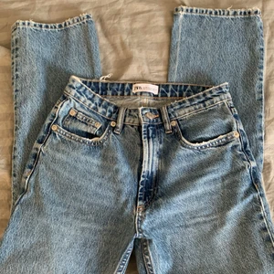 Zara jeans - Säljer Mid waist jeans från zara och de passar på mig som har 32 fast storleken är 34 Köptes för runt 349kr men säljer billigare kontakta vid för måtten eller intresse jeansen hade de ett hål men skräddare fixande hållet så syns ej INTE KÖP DIREKT!