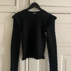 Zara topp med fina volangdetaljer - Storlek S, jättefin med lite extra definition vid axlarna