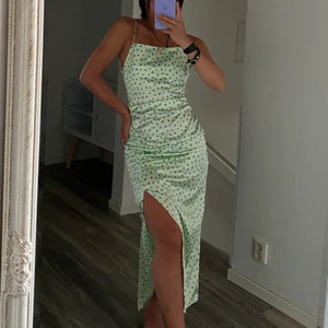 Grön satinklänning zara XS - ANVÄND EJ KÖP DIREKT, KONTAKTA VIA DM INNAN!! Underbar grön zaraklänning storlek XS, normal i storleken. I mycket fint skick utan defekter/anmärkningar. Köparen står för frakten på 66kr spårbart med postnord 💚💚💚