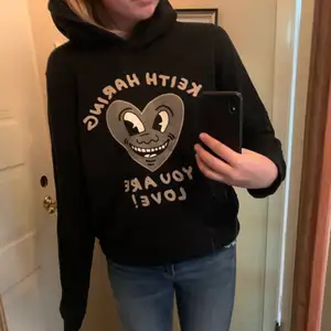 Säljer denna hoodie från Keith haring i strl s! Skitsnygg!!