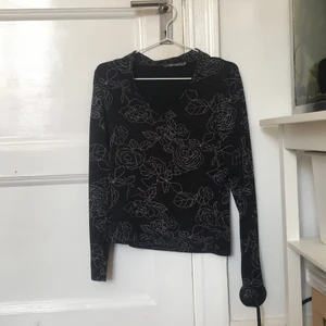 Långärmad tröja - Fin blommig långärmad tröja med lite höstkänsla. Fint skick å bekväm! 