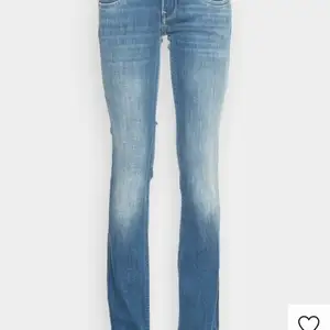 Kollar intresset på mina sprillans nya Pepe jeans i storlek 29x34. Alla lappar finns kvar och de är bra i längden på mig som är 176cm.   (Jag kan ta egna bilder om det önskas) Säljer dem endast vid bra bud.  Det lägsta jag tänkt mig är 500kr. 