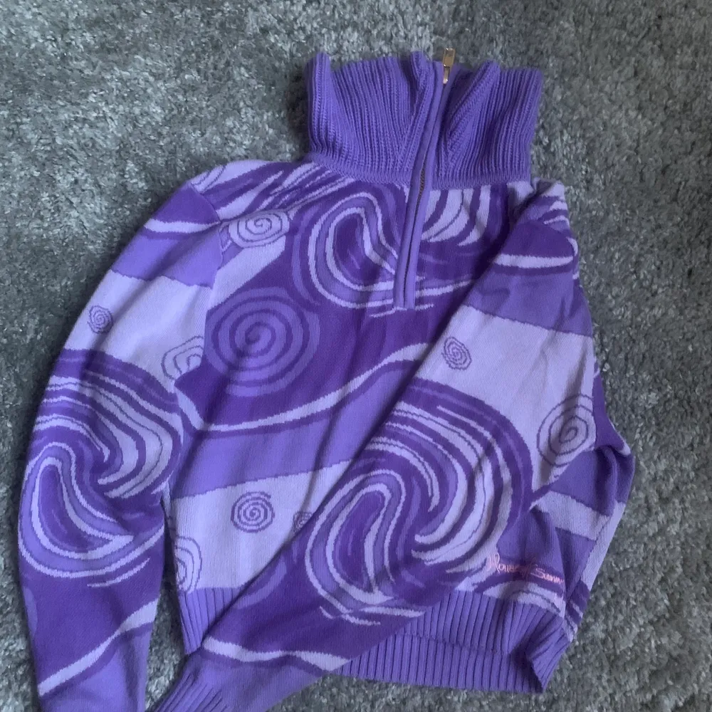 En stickad pullover tröja/kofta från House of Sunny. Väldigt bra skick då den är använd cirka 3 gånger. Den är stickad med ett lila mönster. Köparen står för frakt - vid snabb affär kan pris diskuteras 💖🌻. Stickat.