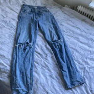 Jeans från Gina med hål på knäna, använda ett fåtal gånger! Väldigt fina på och passar perfekt på mig som är 168❤️köpta för runt 300 och säljer för halva(150) 