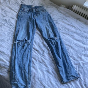Jeans med hål  - Jeans från Gina med hål på knäna, använda ett fåtal gånger! Väldigt fina på och passar perfekt på mig som är 168❤️köpta för runt 300 och säljer för halva(150) 