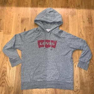 Vintage Levis Hoodie - Tröjan är i perfekt skick. Storlek M och känns lite mer vintage med snörena + den tvättade färgen än en vanlig Levis hoodie. (Med andra ord är de inte barnmodell). Den sitter riktigt bra och är sjukt najs att ha på sig. Sjukt snygg också. 