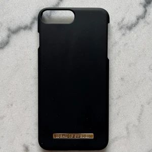 Mobilskal iPhone 6/6S/7/8 Plus - Svart mobilskal i nyskick från Ideal of Sweden. Endast använd ett fåtal gånger. Passar till iPhone 6/6S/7/8 Plus. Nypris: 399kr