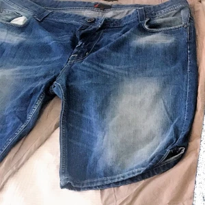 Jeans shorts och trekvarts byxor PAKETPRIS herr 3XL Dressman XL - Jeansshorts och beige/ljusbrun rutiga trekvartsbyxor, tunt tyg i 100 % bomull. Märke DRESSMAN XL. Paketpris dvs du köper båda på en gång 😁 (Nypris i butik för båda ca 900kr.) Sparsamt använda. Katt finns i hemmet. Obs jag lägger upp fler bilder inom kort.