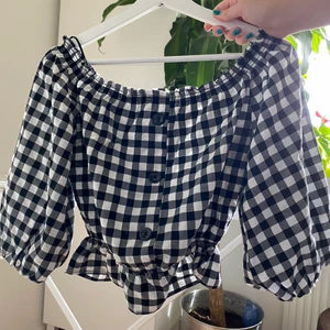 Rutig topp - Topp från hm med knappar på framsidan, knappt använd och därför i nyskick