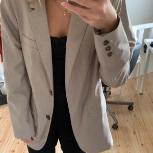 Kavaj  - Kavaj från Nelly. Aldrig använd i storlek 36 men är relativt stor i storleken. 