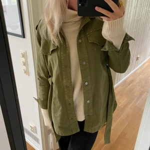 Grön jacka, only - Säljer min gröna jacka från only då jag redan har en annan grön jacka💘 Köpt förra året och har knappt använt den. Perfekt nu till hösten🙌🏽. Nypris 669 säljer för 350😊👍🏼