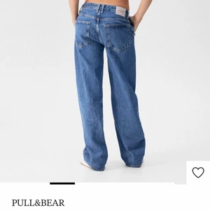 Baggy jeans, pull and bear - Säljer dessa populära jeans från pull and bear.❤️NOTERA❤️ säljer dom då dom är FÖR SMÅ för mig så dom sitter inte som dom ”ska”. Dom ska se ut så som på modellen.Lappen sitter kvar! Skriv privat för egna bilder🤍🤍 