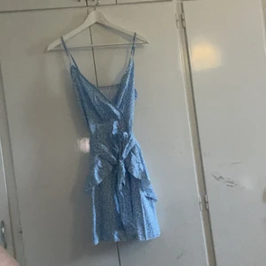 Klänning  - Klänning helt ny