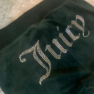 Juicy Couture - Grönt juicy couture sett i fint skick. Byxor strl Xs. Tröja strl S. 