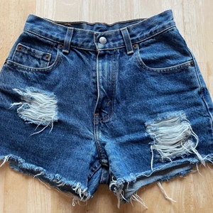 Levis shorts  - Är i fint skick  Storlek 24