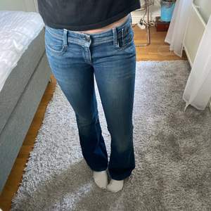 Lågmidajde jeans från Levis! Köpta på Plick men satt inte som jag tänkt. Buda gärna då de är fler intresserade!  Innerbenslängd: 88 cm. Midjemått rakt över: 40 cm. Jag är ca 180🤝