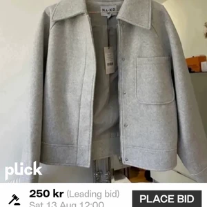 Populär NA-KD kappa - Säljer denna fina kappa från NA-KD. Använd lite under hösten men fortfarande bra skick endast nopprig. köpt för 699kr