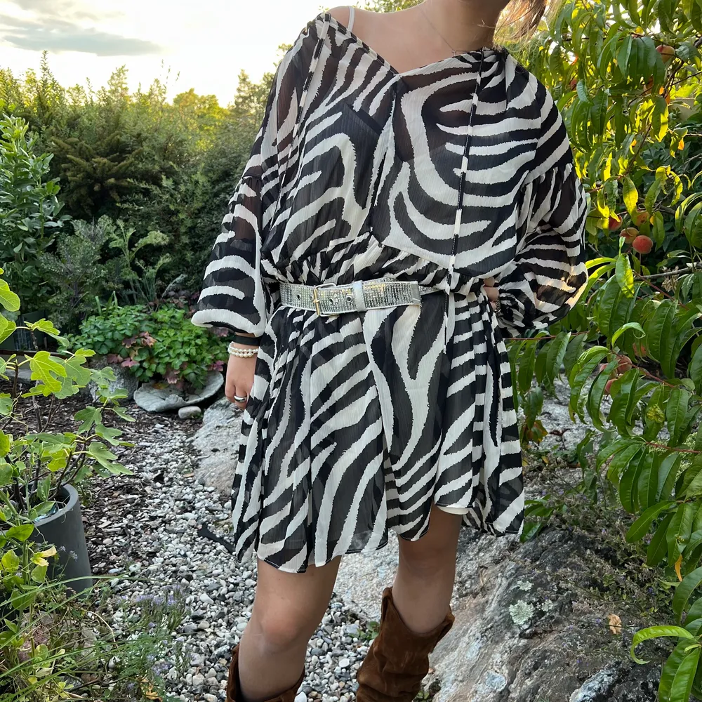 En Asnajs zebraklänning perfekt nu till sensommaren och alla dess tillställningar🦞. Den är sparsamt använd och i ett väldigt tunt tyg så en underklänning medförljer. Jag har stylat den med ett skärp men är jättefin utan också☺️☺️ . Klänningar.