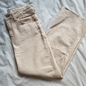 Beige jeans, rak bred modell - Bra skick, tighta över rumpa/lår men breda nertill.