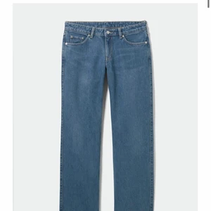 Weekday arrow jeans mörkblå - Säljer dessa mörk blå arrow straight jeansen, då jag nästan aldrig använder dem. Köpte dem för någon månad sen och de är använda Max tre gånger de är i storlek 27/32 så de är lite baggy men de passar mig endå ganska bra som igentligen är en 25/32. 