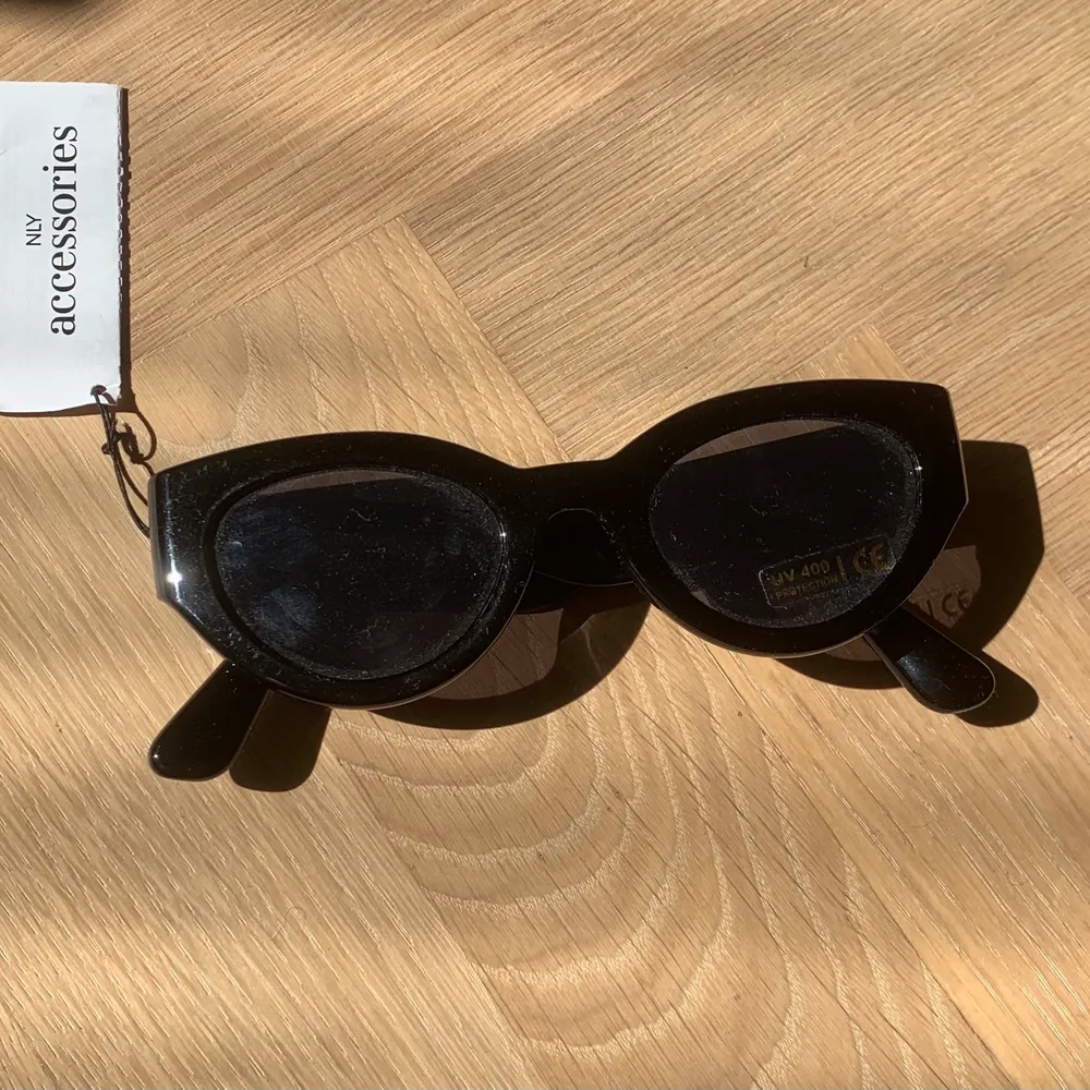 Ett par oanvända Cutting Edge Sunglasses från NLY accessories. Lapp finns kvar. UV Protection 400. Nypris 149kr. Mitt pris 75kr.  Hör av dig för fler bilder🥰  . Övrigt.